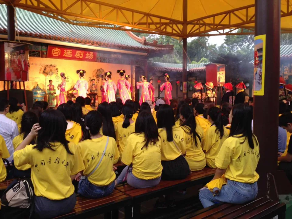 Experiencing a cultural performance together